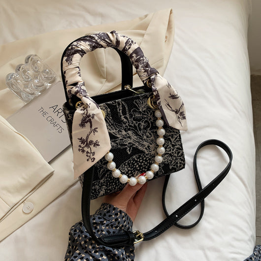 Bolso Diagonal Elegante con Perla y Diseño Asimétrico - Image 7