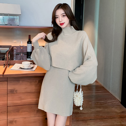 Conjunto de Dos Piezas: Vestido Tejido con Capa y Blusa de Manga Larga