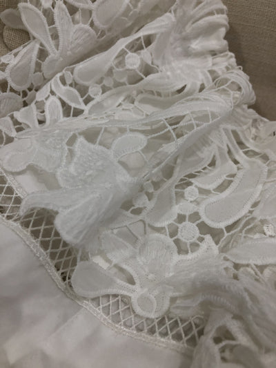 Vestido Blanco Largo con Bordado Floral y Detalle de Hombro - Image 8