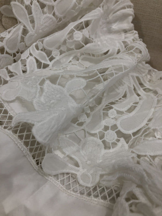 Vestido Blanco Largo con Bordado Floral y Detalle de Hombro - Image 8