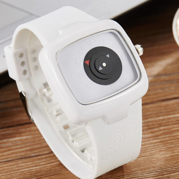 Reloj de Cuarzo para Mujer Elegante en Blanco y Negro