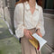 Blusa Elegante con Cuello V y Mangas Abullonadas