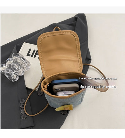 Bolsa Mensajera de Mezclilla Vertical con Botón de Cuerno para Celular Mujer - Image 11