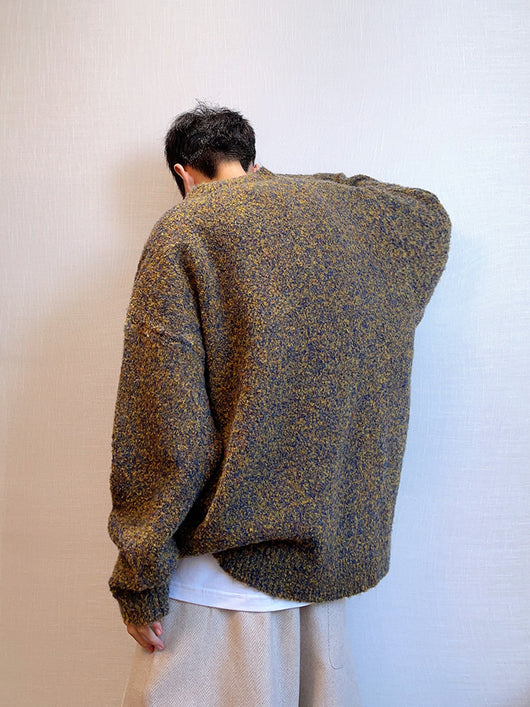 Suéter Holgado Verde Musgo con Hombros Descubiertos - Diseño Retro Navideño para Hombre - Image 4