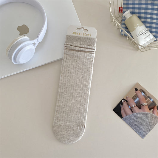 Calcetines Blancos para Mujer con Rayas Hundidas y Diseño Acanalado - Image 9