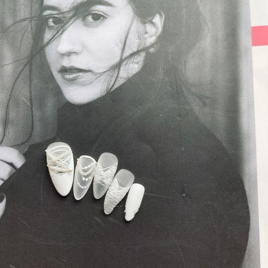 Uñas Postizas de Mariposa Blanco Puro Acabado Mate Hechas a Mano - Image 3