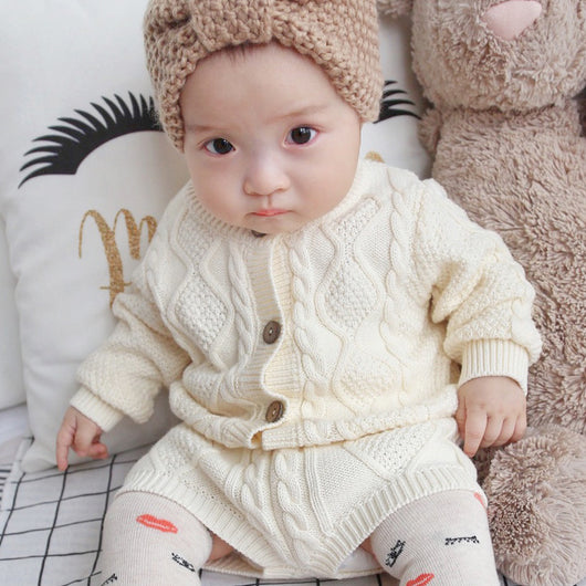 Conjunto de Dos Piezas para Bebé: Cardigan Tejido y Shorts - Image 7