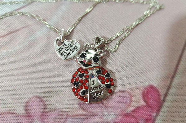 Collar Colgante Mariquita Adorable Corazón Rojo con Brillantes y Letra de Moda