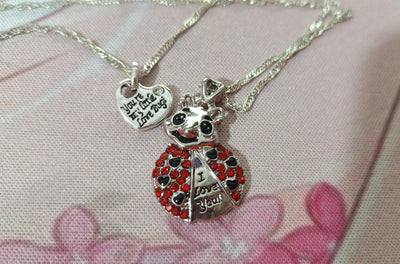 Collar Colgante Mariquita Adorable Corazón Rojo con Brillantes y Letra de Moda