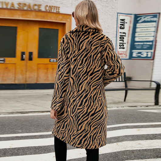 Abrigo Largo de Cuero Sintético con Patrón Cebra - Elegancia Urbana para Otoño e Invierno - Image 4