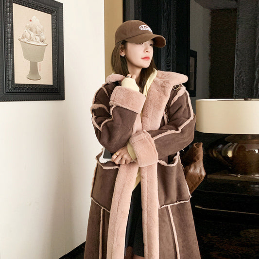 Abrigo Vintage Café con Solapa Ancha y Detalles en Piel