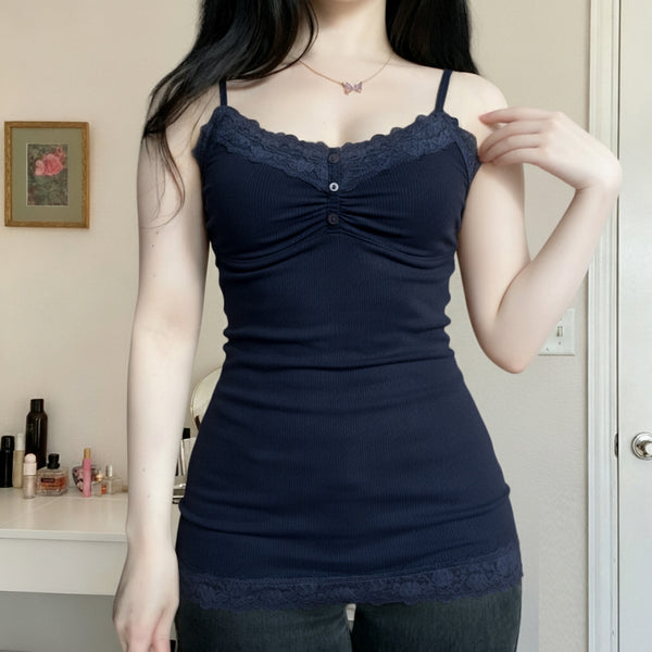Camiseta Escotada con Patchwork de Encaje y Botones