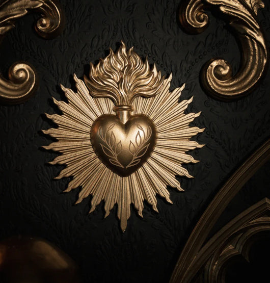 Ornamento Decorativo Corazón Sagrado en Relieve de Resina - Image 15