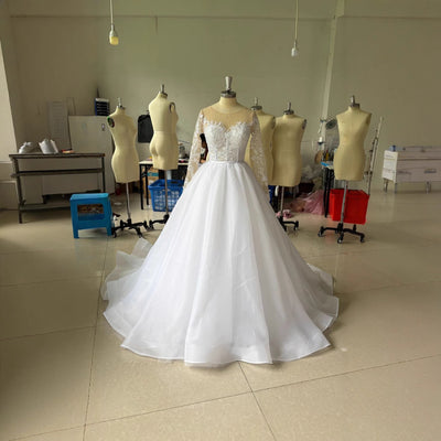 Vestido de Novia Largo con Hombros Descubiertos y Bordados Elegantes - Image 4