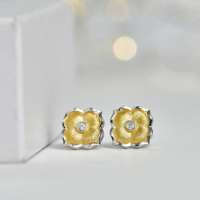 Aretes Floreados Bicolor con Acabado Satinado - Image 2
