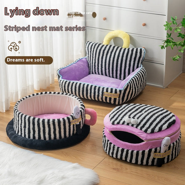 Caseta Felina Rayada de Tres Piezas - Set Completo para Gatos