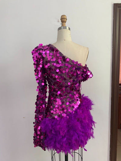Vestido de Fiesta Corto con Lentejuelas Púrpura y Hombro Descubierto - Image 13