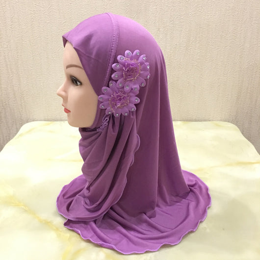 Turbante Infantil con Dos Flores y Velo Delicado - Image 2