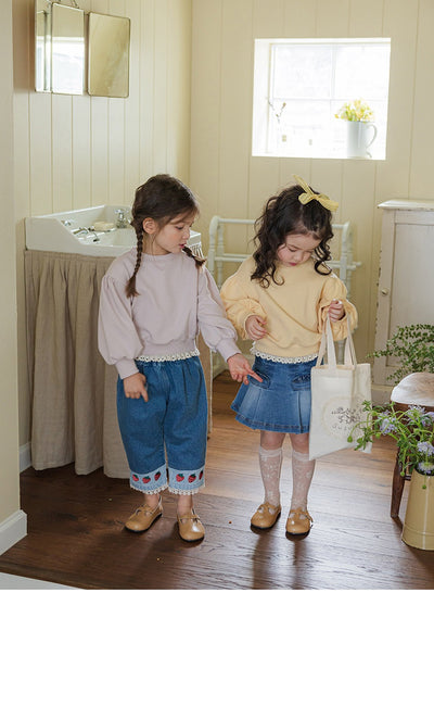 Jeans Casuales con Bordado de Fresa y Encaje - Image 20