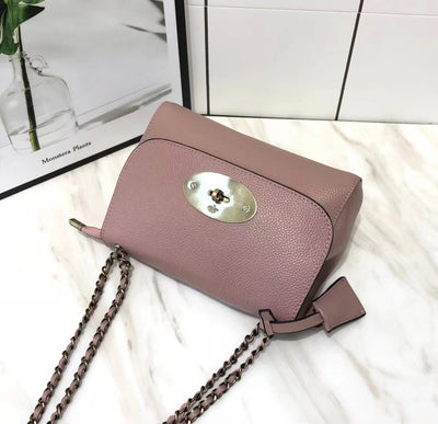 Bolso Bandolera de Cuero con Cadena - Diseño Versátil de Color Sólido - Image 3