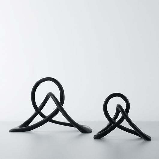 Ornamentos Geométricos Abstractos en Resina Negra con Nudo Retorcido - Image 11