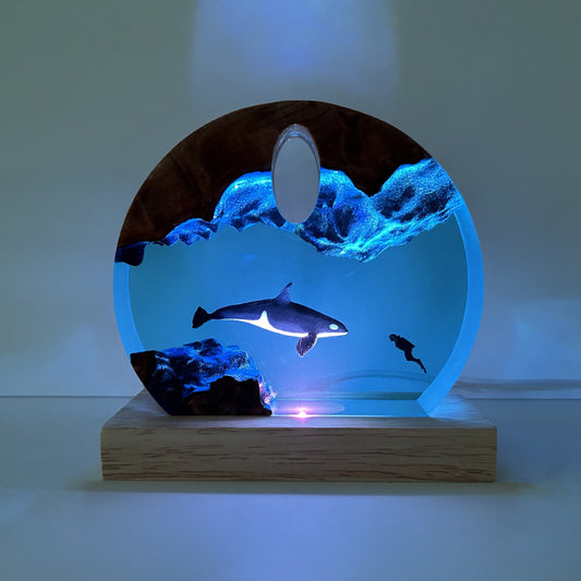 Lámpara Nocturna Decorativa de Resina y Madera - Serie Buzo Océano - Image 2