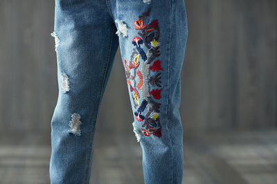 Jeans Cropped Rotos con Bordado Artístico y Cintura Elástica - Image 7