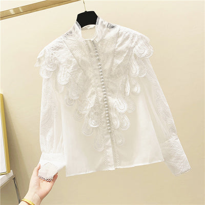Blusa Blanca Elegante con Cuello Alzado, Encaje y Detalles Bordados