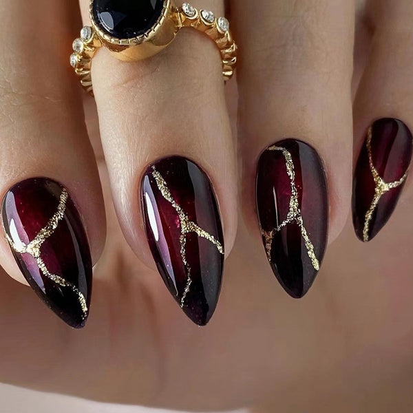 Uñas Postizas Rojo Oscuro con Polvo Dorado y Patrón de Piedra