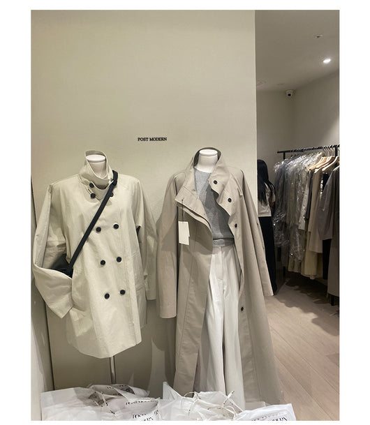 Gabardina Larga de Cuello Alto con Diseño Versátil y Elegancia Contemporánea - Image 14