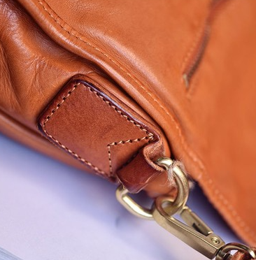 Bolso Mensajero de Cuero Premium con Correa Ancha Ajustable - Image 8