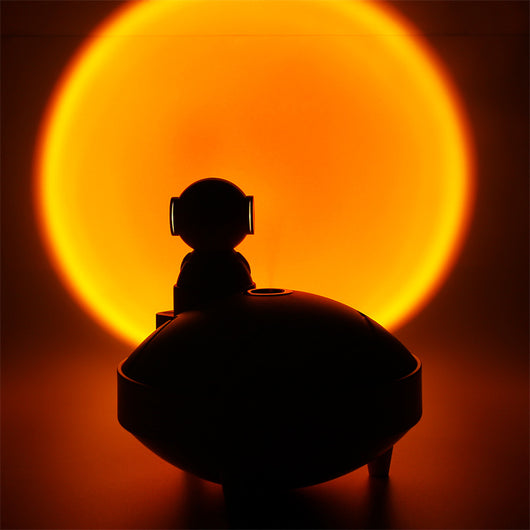 White astronaut sunset lamp humidifier with a 360-degree rotating head and two spray modes, on a light background. - Image 15