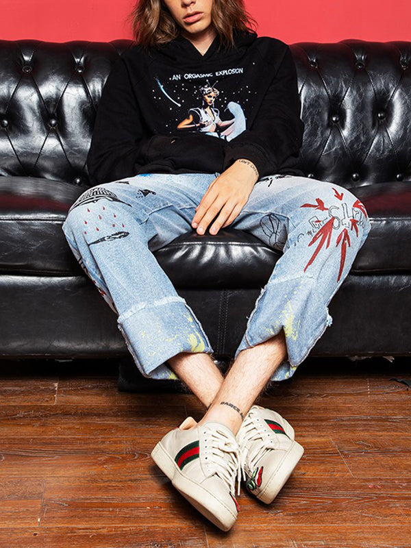Jeans Azules con Bordado Graffiti y Detalles Deshilachados