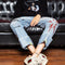 Jeans Azules con Bordado Graffiti y Detalles Deshilachados