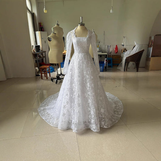 Vestido de Novia Largo con Mangas Bordadas y Cola - Image 4