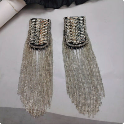 Cadena Larga de Metal con Borla y Hombreras - Accesorio Versátil Unisex - Image 11