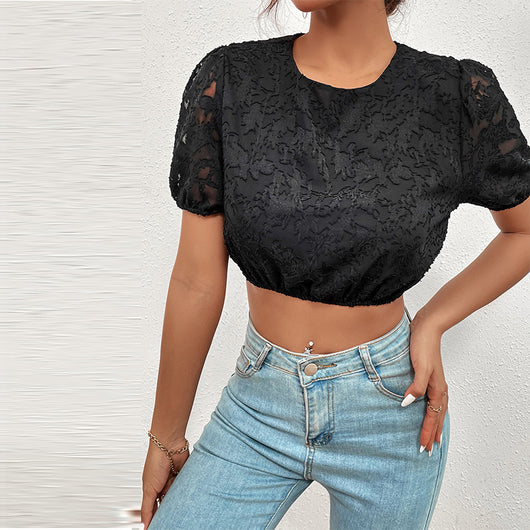 Blusa Cropped Retro Francesa con Cuello Redondo y Detalles Calados - Image 7