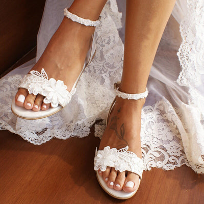 Sandalias Planas de Verano Blancas con Apliques Tridimensionales