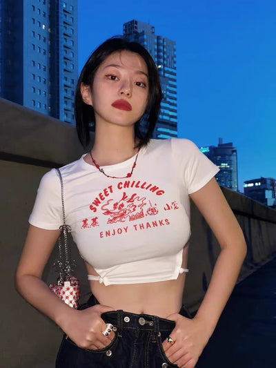 Playera Estampada Ajustada con Cintura Descubierta y Detalle de Jaula