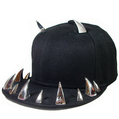 Gorra Hip Hop Punk con Visera Plana y Cuernos Metálicos - Image 5