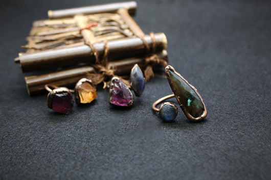 Anillo de Cuarzo Púrpura Vintage Medieval en Piedra Natural - Image 11