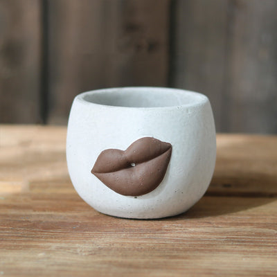 Maceta de Cemento Abstracta con Labios Grandes - Arte Decorativo Moderno - Image 2
