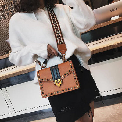 Bolso Cuadrado Pequeño con Tachuelas - Image 11