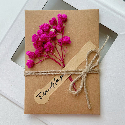 Tarjeta de Agradecimiento con Flores Secas y Cielo Estrellado - Image 6