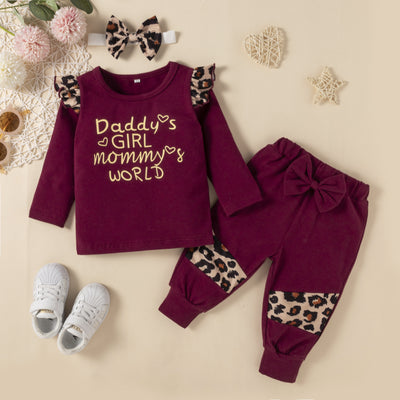 Conjunto de Tres Piezas Otoñal para Niña con Estampado de Letras - Image 9