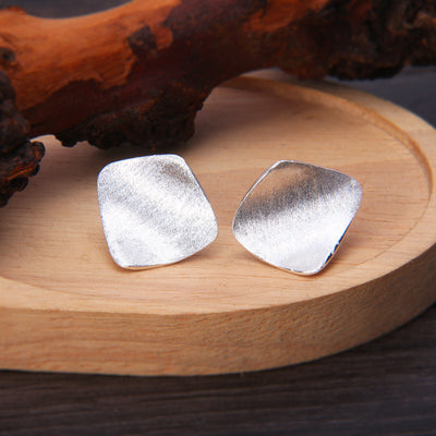 Aretes Cuadrados Frosted Cepillados con Tachuelas