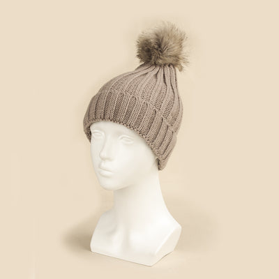 Gorro de Lana Azul Klein con Pompón de Pelaje - Diseño Tejido Elegante - Image 12