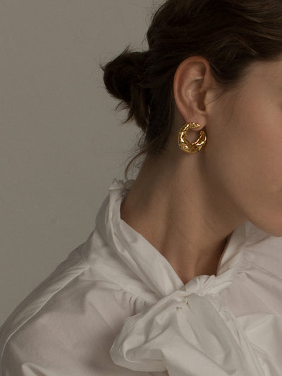 Aretes de Lujo Ligero con Textura Irregular y Giro Moderno - Image 8