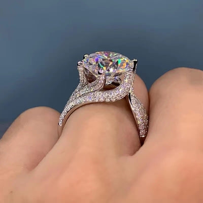 Anillo de Moissanita para Mujer con Sello de Amor en Plata y Oro - Image 4