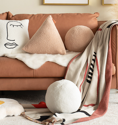 Almohada Decorativa Triangular Blanca de Felpa Suave para Mesita de Noche - Image 14